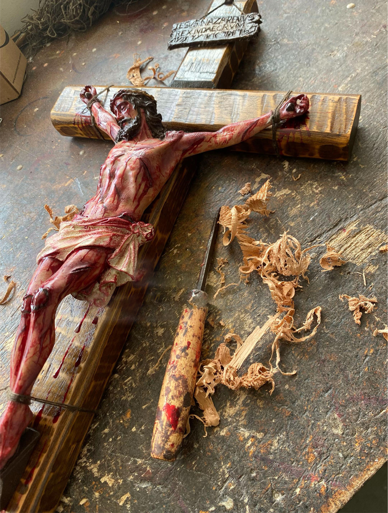 The Crucifix That Became Part of a Daily Reset Without Effort