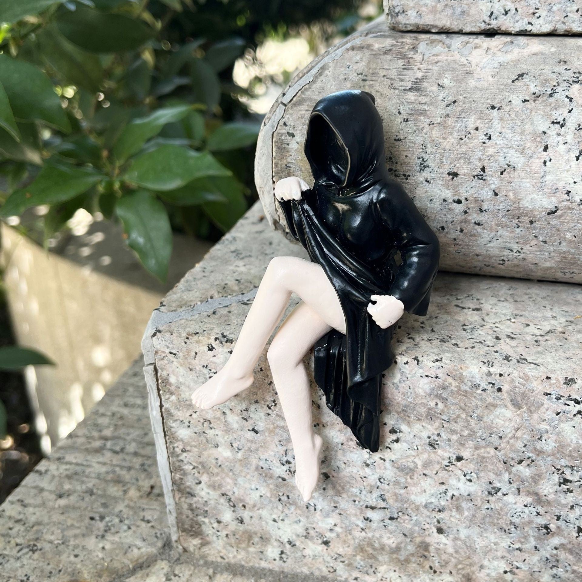 👻Death Queen Figurine – Spooky Black Robe Decor (4 Inch)🎃