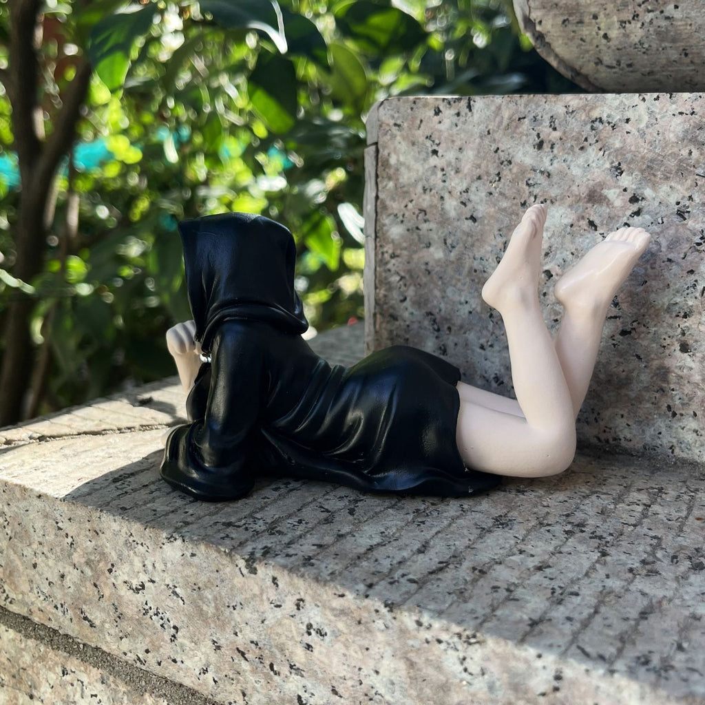 👻Death Queen Figurine – Spooky Black Robe Decor (4 Inch)🎃