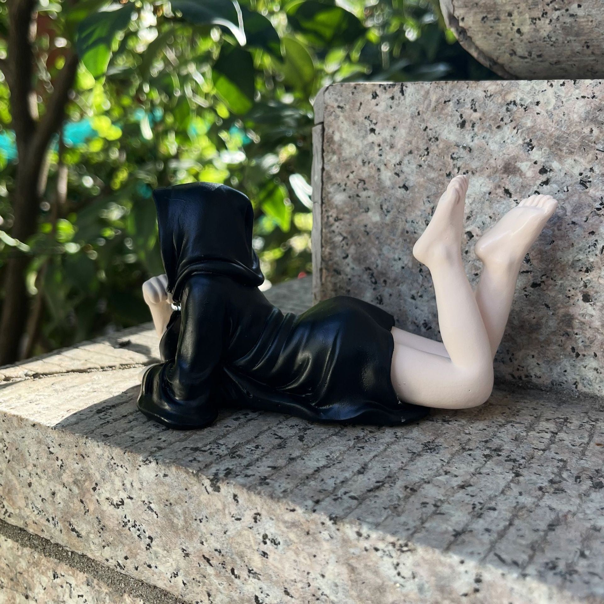 👻Death Queen Figurine – Spooky Black Robe Decor (4 Inch)🎃