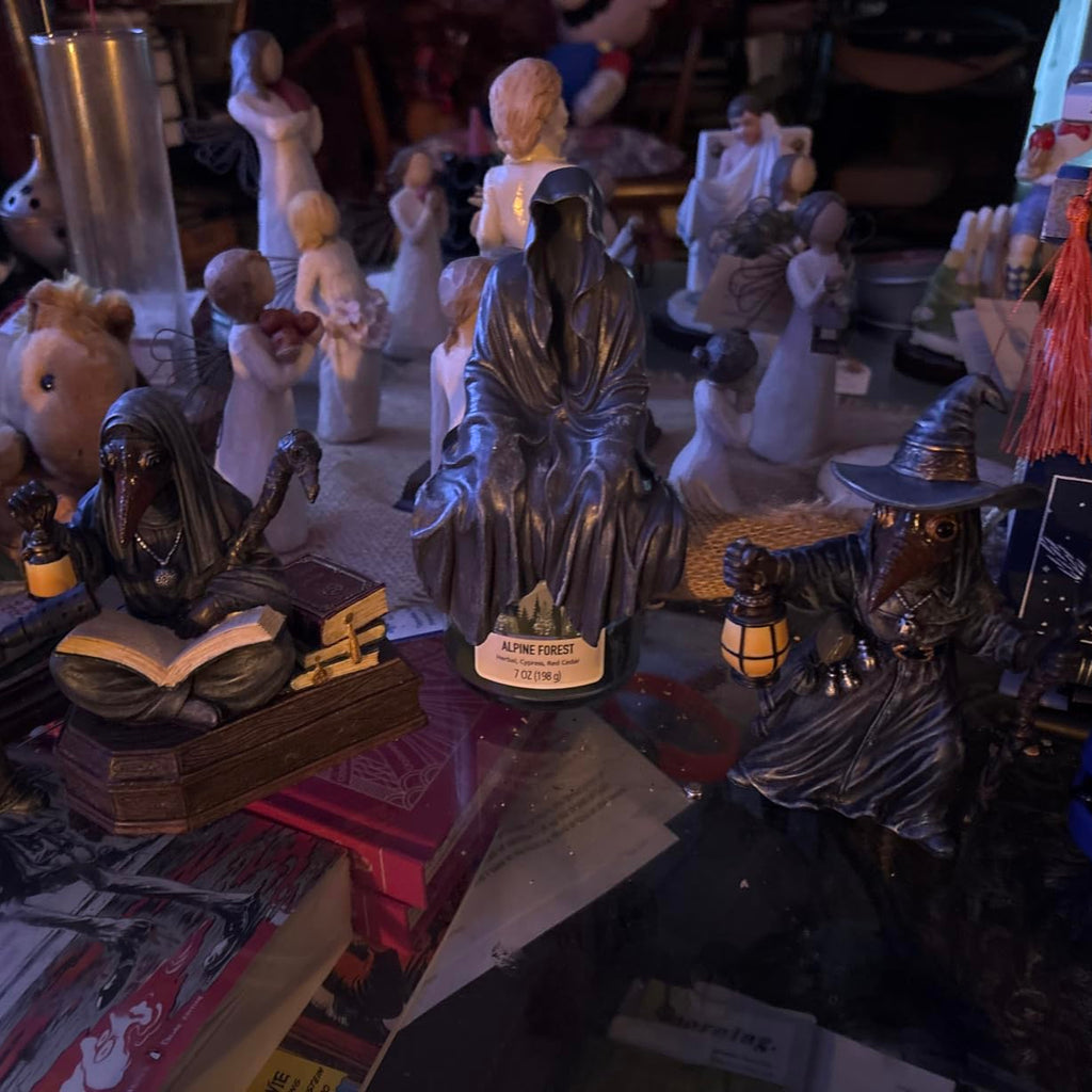 ☠️5.6 inch resin tabletop gothic seated statue with resin figurine decoration.🎃🎃🎃